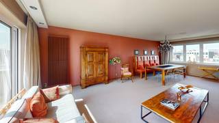 Gemeubeld appartement met panoramisch terras op de 8ste verdieping aan de Frankrijklei<br /><br />Op een absolute toplocatie aan de Frankrijklei bevindt zich dit ruime, volledig gemeubelde appartement op de achtste verdieping. Dankzij de uitzonderlijke ligging geniet u hier dagelijks van een prachtig uitzicht over de stad, terwijl winkels, restaurants, het Centraal Station en het historische stadscentrum zich op wandelafstand bevinden.<br /><br />De royale leefruimte baadt in natuurlijk licht dankzij de grote raampartijen en werd smaakvol ingericht met kwalitatief meubilair. Aansluitend bevindt zich het indrukwekkende zonneterras, een unieke buitenruimte waar u in alle rust kan genieten van het bruisende stadsleven en een panoramisch uitzicht over Antwerpen.<br /><br />De volledig uitgeruste keuken beschikt over alle nodige toestellen en biedt alle comfort voor dagelijks gebruik. Verder beschikt het appartement over een praktische aparte was- en bergruimte.<br /><br />Het appartement omvat twee volwaardige slaapkamers, beide ingericht en instapklaar. De master bedroom beschikt over een ensuite badkamer met ligbad, dubbele wastafel en een karaktervol rond raam dat voor een unieke architecturale toets zorgt. De tweede slaapkamer heeft rechtstreeks toegang tot een eigen douchekamer.<br /><br />Deze volledig gemeubelde woonst combineert ruimte, comfort en een uitzonderlijke ligging in het hart van de stad en is ideaal voor wie zorgeloos wil genieten van stadswonen op niveau.<br /><br />Kelderberging en ondergrondse autostaanplaats inbegrepen.