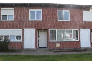 Gunstig gelegen woning op wandelafstand van verschillende winkels, scholen en het openbaar vervoer!  Dit huis bevindt zich in een rustige straat,...