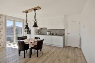 <p>Welkom in dit aangename appartement van ca. 90 m², waar ruimte, licht en hedendaags wooncomfort mooi samenkomen.</p><p>De ruime leefruimte geniet dankzij de grote raampartijen van veel natuurlijke lichtinval en sluit mooi aan op de open keuken. De onderhoudsvriendelijke tegelvloer in parketlook geeft het geheel een warme en verzorgde uitstraling. De keuken is praktisch ingericht en biedt voldoende werk- en bergruimte.</p><p>Vanuit de leefruimte heeft u rechtstreeks toegang tot het terras, een fijne plek om buiten te genieten.</p><p>Het appartement beschikt over twee volwaardige slaapkamers. Verder vindt u een badkamer met inloopdouche en wastafel, een afzonderlijk toilet en een praktische berging voor extra stockage.</p><p>Troeven op een rijtje:</p><p>* ca. 90 m² woonoppervlakte<br />* lichtrijke leefruimte met open keuken<br />* 2 volwaardige slaapkamers<br />* terras aansluitend aan de leefruimte<br />* kelderberging i<br />* handig gelegen garagebox met elektrische poort, de garage is mee aan te kopen voor € 30.000</p><p>Interesse? Vraag snel en eenvoudig uw bezoek aan via onze website: www.guldentopsvastgoed.be</p>