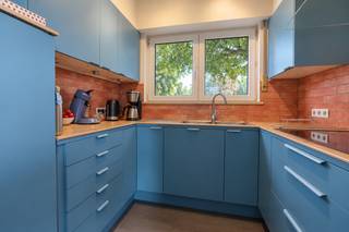 <p>Deze open bebouwing is gelegen in een KMO-zone en biedt verrassend veel ruimte, zowel binnen als buiten. Met 3 ruime slaapkamers, een grote leefruimte, open keuken, praktische berging, ruime garage en een grote omheinde tuin is deze woning ideaal voor wie comfortabel wonen graag combineert met extra werk- of hobbyruimte.<br /><br />Via de inkomhal kom je binnen in de eetruimte met aansluitend de open keuken. Naast de keuken bevindt zich een praktische wasberging, ideaal voor het plaatsen van wasmachine en droogkast. Verder op het gelijkvloers bevindt zich het gastentoilet en de leefruimte, die dankzij de grote ramen geniet van veel natuurlijk licht.<br /><br />Buiten beschikt de woning over een grote tuin met voldoende ruimte om in alle rust van het buitenleven te genieten. Een absolute troef is de ruime garage, die niet alleen plaats biedt voor een wagen, maar daarnaast ook nog voldoende extra ruimte voorziet voor opslag, een werkatelier of hobbyruimte.<br /><br />Op de 1ste verdieping bevinden zich 3 ruime slaapkamers en een ruime badkamer, uitgerust met een ligbad en toilet. Daarboven is er nog een zolder die voor heel wat extra opbergruimte zorgt.<br /><br />Dankzij de ligging nabij de oprit van de E17 geniet de woning van een uitstekende verbinding richting Antwerpen en andere belangrijke verkeersassen. Hierdoor is ze bijzonder interessant voor wie in Antwerpen werkt, maar ook voor wie actief is bij één van de vele bedrijven in de directe omgeving.<br /><br />Wij leiden je graag rond!</p>