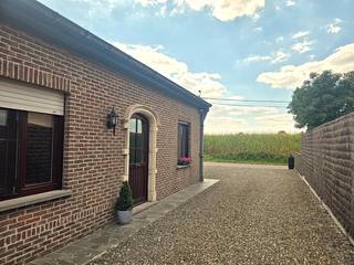Op zoek naar een ruime en comfortabele woning met alles op één niveau? Deze gezellige open bebouwing in fermette-stijl combineert ruimte, comfort en een aangename buitenomgeving.<br /><br /> De woning beschikt over:<br /><br />- Ruime, groene tuin <br />- Dubbele garage<br />- Gezellig overdekt terras<br />- Praktische wasruimte met kitchenette<br />- Volledig uitgeruste keuken met aangename eetruimte<br />- Ruime en lichtrijke leefruimte<br />- 3 ruime slaapkamers<br />- Badkamer met zowel bad als douche<br />- Ruime zolderverdieping<br /><br />Interesse? Neem gerust contact op voor meer informatie of een bezoek!