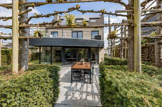 <p><span>Gelegen langs de Brusselsesteenweg 175 te Aalst, op de grens met Erembodegem, bevindt zich deze goed onderhouden woning (bouwjaar 1995) met verrassend veel ruimte en comfort.</span></p><p><span> </span></p><p><span>Bij het betreden van de woning komt u in een verzorgde inkomhal met gastentoilet. Aansluitend vindt u de volledig geïnstalleerde keuken met kwalitatieve toestellen en praktische berging. De bijzonder ruime en lichtrijke leefruimte met sfeervol haardvuur vormt het hart van de woning en geniet dankzij de grote glaspartijen van een mooi zicht op én directe toegang tot het volledig aangelegde terras en de tuin.</span></p><p><span> </span></p><p><span>Op de eerste verdieping bevinden zich maar liefst drie volwaardige slaapkamers, een aparte doucheruimte, een badkamer, een dressing én een aangenaam zonneterras. Via een vaste trap bereikt u de tweede verdieping, waar nog twee ruime extra kamers voorzien zijn — ideaal als extra slaapkamers, hobbyruimte of bureau.</span></p><p><span> </span></p><p><span>De woning wordt verwarmd via centrale verwarming op aardgas en beschikt bovendien over airconditioning in zowel de leefruimte als de slaapkamer, een alarmsysteem, zonnepanelen en dubbele beglazing.</span></p><p><span> </span></p><p><span>De mooi aangelegde tuin met oprit en dakterras vervolledigt het geheel. Achteraan het perceel bevindt zich nog een extra bijgebouw dat perfect kan dienen als praktijkruimte, kantoor of ruime berging.</span></p><p><span> </span></p><p><span>Kortom: een verrassend ruime, instapklare en veelzijdige woning met tal van mogelijkheden op een uitstekende ligging! </span></p><p><span> </span></p><p><span>Wij werken met een bezoekmoment op zaterdag 9 mei. Bezoeken zijn enkel mogelijk mits voorafgaande reservatie.</span><span> </span></p><p><span> </span></p><p><span>Voor meer informatie en/of een bezoek, contacteert u Didier van Immo Zone op het nummer 0476/ 73. 17. 99.</span></p><p><span> </span></p>