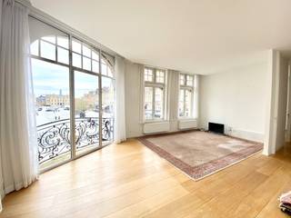 In dit prachtig gelegen appartement geniet u van het unieke uitzicht over de Grote Markt en de Lakenhallen.Het appartement beschikt over een ruime...