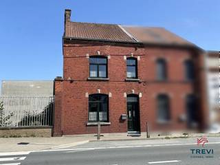SOUS OPTION A proximité des axes vers Bruxelles, belle maison bourgeoise proposant de grands volumes et une terrasse fleurie. La maison se...