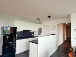 <p><span>DESTELBERGEN </span><span>- Ben je op zoek naar een ruim appartement met groot terras en zicht op groen te Destelbergen?</span></p><p><span>Dan is dit appartement misschien iets voor u.</span></p><p><span> </span></p><p><span>De belangrijkste troeven in een notendop:</span></p><ul><li><span>Energiezuinig appartement (EPC A)</span></li><li><span>Aanwezigheid van zonnepanelen</span></li><li><span>Groot terras met weids zicht op groen</span></li><li><span>Garagebox en staanplaats inbegrepen</span></li><li><span>Gelegen nabij belangrijke invalswegen</span></li></ul><p><span> </span></p><p><span>Zo ziet het appartement er uit:</span></p><p><span>Inkomhal die toegang geeft tot de lichtrijke leefruimte met open keuken en aansluitend een berging. Via een schruifraam bereikt u het ruime terras met zicht op groen.</span></p><p><span>Verder beschikt het appartemet over twee slaapkamers, een apart toilet en een badkamer met bad/douchecombinatie en dubbele lavabo.</span></p><p><span>Garagebox en buitenstaanplaats aanwezig.</span></p><p><span> </span></p><p><span>Belangrijk:</span></p><p><span>Beschikbaar vanaf: 1/08/2026</span></p><p><span>EPC: 60 kWh</span></p><p><span>Huurprijs: € 975 + € 50 algemene kosten</span></p><p><span> </span></p><p><span>Voor een bezoek ter plaatse, vul zeker uw huurdersprofiel in op onze website.</span></p>
