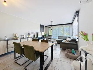 Dit appartement is gelegen op de eerste verdieping in een rustige residentie met een individuele inkomhal. Dit alles op een zeer centrale ligging te Koekelare centrum. <br /><br />Het appartement beschikt over: inkomhal - apart toilet - lichtrijke living met open, uitgeruste keuken - 2 slaapkamers die zich beiden uitgeven op het terras - badkamer - berging/wasplaats (9m²) - ondergrondse autostaanplaats - terras (25m²)<br /><br />Troeven:<br />- Centrale ligging<br />- Zuinig in verbruik <br />- Aparte ingang<br />- Onderhoudsvriendelijk<br />- groot zonnig terras