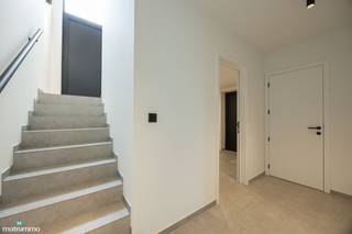 <span>HOOGWAARDIG AFGEWERKTE NIEUWBOUWWONING MET DRIE SLAAPKAMERS EN TUIN (INCLUSIEF TUINONDERHOUD) TE RIEMST</span><br /><br />Deze nieuwbouwwoning vinden we terug aan Int Boelarvelt 19 te Zichen-Zussen-Bolder, een deelgemeente van Riemst. Dankzij de ligging in een doodlopende straat geniet de woning van veel rust en beperkte verkeersdrukte. Alle nodige faciliteiten zijn in de nabije omgeving gelegen, net zoals het op- en afrittencomplex van de autostrade waardoor omliggende dorpen en steden vlot bereikbaar zijn.<br /><br />De woning is afgewerkt met hoogwaardige materialen en is voorzien van alle comfort, zo zijn er 10 zonnepanelen, een regenwaterput van 5000 liter waarop de toiletten en de buitenkraan zijn aangesloten, een alarminstallatie, 1 laadpaal, verlichting en een warmtepomp.<br /><br />De indeling van de woning is als volgt:<br />GELIJKVLOERSE VERDIEPING:<br />- Inkomhal.<br /><br />VERDIEPING -1:<br />- Lichtrijke woonkamer met open keuken. De keuken is voorzien van een inbouwkoelkast, inductiekookplaat met afzuigkap, oven, microgolfoven en een vaatwasser.<br />- Ruime berging met inbouwkasten en aansluiting voor het wasmachine.<br />- Toilet.<br /><br />VERDIEPING +1:<br />- Nachthal.<br />- 3 slaapkamers.<br />- Badkamer. De badkamer is voorzien van een dubbele lavabo en een inloopdouche.<br /> - Toilet.<br /><br />De woning is voorzien van twee parkeerplaatsen en een ruime omheinde tuin met terras.<br /><br />De huurprijs bedraagt € 1.375,00 + € 225,00 vaste kosten per maand.<br />In de vaste maandelijkse kosten zitten volgende zaken inbegrepen: onderhoud warmtepomp, onderhoud regenwatersysteem + vervangen van de filters, onderhoud ventilatie + vervangen van de filters, onderhoud buiten (snoeien haag en perken, verwijderen grof onkruid, gebruik robotmaaier inclusief het onderhoud van de robotmaaier).<br /><br /><span>Wilt u graag een bezichtiging inplannen voor deze prachtige nieuwbouwwoning? Contacteer ons dan vrijblijvend via info@matisimmo.be.</span><br />