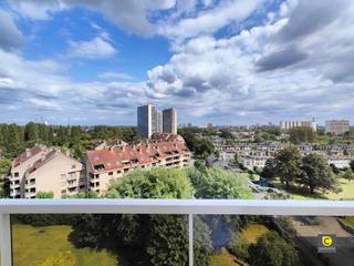 Modern en lichtrijk 2-slaapkamerappartement met prachtig zicht op Antwerpen!Dit instapklare appartement bevindt zich op de 10e verdieping op...
