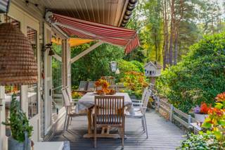 Dit vakantiehuis ( op eigen grond ) is gelegen in de bossen van Belgisch Limburg (Zutendaal). Op een kleinschalig vakantiepark. Om zelf te genieten of als opbrengsteigendom.<br />3 slaapkamers, een woonkamer/ zithoek, keuken en badkamer. Ruim, gezellig terras en een eigen parkeerplaats naast het huis.<br />Alle nutsvoorzieningen werden vernieuwd in 2021.<br />In 2023 werden nieuwe ramen geplaatst met dubbele beglazing<br />Deze woning is technisch professioneel onderhouden..<br />Dit charmante huis blaakt van gezelligheid.<br />Er is een energiezuinige kachel aanwezig die het hele huis verwarmt. De badkamer heeft nog een aparte verwarming.<br />Nieuwe meubels, pas geverfd (binnen en buiten) en vooral rustig en mooi gelegen.<br />Deze vakantiewoning staat op EIGEN GROND dus geen jaarlijkse huur!!! Recreatie het ganse jaar, geen domicilie mogelijk.<br />Als stekje voor jezelf en je familie, om te ontsnappen aan de mallemolen van elke dag.<br />Als opbrengsteigendom ( toeristisch verhuur) loopt de chalet momenteel zeer goed met een bezetting van 80%. Wordt verkocht met/zonder inboedel. (bespreekbaar wat overgnomen wordt en wat niet)<br /><br />Het exacte adres wordt hier niet openbaar gezet, ik zou het jammer vinden indien mijn gasten gestoord worden door ongewenste kijkers.<br />Bij verder onderling contact, zal ik hierover inlichtingen verschaffen.<br />