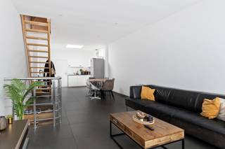 Op een uitstekende en centrale locatie in Mechelen vinden we deze volledig gerenoveerde handelswoning, bestaande uit een handelspand van 100 m² gecombineerd met een ruim appartement van 96 m² met twee slaapkamers. Een bijzonder interessante opportuniteit voor wie op zoek is naar een instapklaar en energiezuinig opbrengsteigendom op een toplocatie.<br /><br />Dankzij de centrale ligging geniet u van een uitstekende bereikbaarheid en bevindt u zich op korte afstand van het centrum van Mechelen, winkels, horecazaken, scholen en het openbaar vervoer.<br /><br />Het gelijkvloers omvat een handelsruimte van maar liefst 100 m². Deze ruime en polyvalente oppervlakte biedt tal van mogelijkheden en kan ingericht worden volgens de noden van een zaak, kantoor, praktijkruimte, showroom of andere commerciële activiteit.<br />Op de verdieping bevindt zich het appartement van 96 m². De woonruimte beschikt over een aangename leef- en eetruimte, een keuken, badkamer en twee volwaardige slaapkamers. Dankzij de recente renovatie en energiezuinige afwerking is dit een instapklaar appartement met hedendaags comfort.<br /><br />Zowel het handelspand als het appartement zijn momenteel verhuurd, wat deze eigendom bijzonder interessant maakt als investering.<br />Dit is een uitstekende opportuniteit als u op zoek bent naar een gerenoveerde en energiezuinige handelswoning met opbrengstpotentieel op een toplocatie in Mechelen. Contacteer ons voor meer informatie op 0487 32 91 87 of neem een kijkje op www.boonstravastgoed.be.<br /><br />Bijzonderheden:<br />- Toplocatie in Mechelen<br />- Gerenoveerd en energiezuinig<br />- Handelspand en appartement momenteel verhuurd