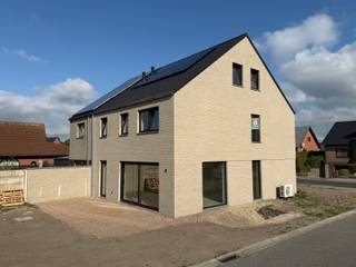 <p>Zeer ruime stijlvolle nieuwbouwwoning op een hoekperceel van 3a 43ca, met een bewoonbare oppervlakte van maar liefst 211 m² en potentieel voor 5 slaapkamers.<br /><br />Deze energiezuinige woning wordt volledig afgewerkt opgeleverd, met een tijdloze afwerking en duurzame, kwalitatieve materialen.<br /><br />Indeling: inkomhal, apart toilet, ruime en lichtrijke leefruimte met open keuken, berging, nachthal, 3 slaapkamers, apart toilet en een prachtige badkamer met inloopdouche en ligbad. Mogelijkheid tot het creëren van een 4de en 5de slaapkamer op de zolderverdieping.<br />De leefruimte geeft directe toegang tot de zuidgerichte tuin.<br /><br />De woning is uitgerust met hedendaagse technieken zoals een warmtepomp, ventilatiesysteem type D, vloerverwarming, zonnepanelen en beschikt over een gunstig E-peil (9).<br /><br />Verkoop met opsplitsing van BTW-en registratierechten.<br /><br />Vermoedelijke oplevering voorzien eind juli 2026.<br /><br />Gelegen in een rustige woonwijk, nabij winkels, scholen en het centrum.<br /><br />Stedenbouwkundige inlichtingen in aanvraag.<br /><br />Interesse? Contacteer ons kantoor voor meer info of een bezoek ter plaatse via 0472/533.946 of mail naar info@immo-b.be!</p>