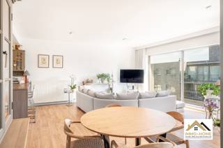 Dit moderne appartement, MET ondergrondse staanplaats, is gelegen op de tweede verdieping van een groot en modern complex, en je bereikt het via zowel de lift als de trap. Zo kom je tot in een eigen mooie inkomhal, met een apart gastentoilet. Via een open doorgang bereik je de heel aangename leefruimte, waar de gevelbrede raampartijen voor een overvloed aan natuurlijke lichtinval zorgen. De open keuken is voorzien van alle comfort met vernieuwde toestellen in en rond het kookeiland, en ook van hieruit heb je een heel open blik naar de living en de omgeving. Het leuke en ruime overdekte terras nodigt uit om in alle rust te genieten van het buitenleven. Aan de achterzijde van het pand vinden we de twee heel mooie slaapkamers terug, en tussenin is er voorzien in een badkamer met zowel ligbad als grote inloopdouche. Een handige berging maakt het plaatje compleet. Dit appartement ademt klasse en kwaliteit uit met ook airco's!, en terwijl je geniet van je eigen rustige woonomgeving is het bruisende centrum van Lokeren toch op loopafstand terug te vinden. Inschrijven via mail naar stefan@immo-home.be, geen telefonische inschrijvingen! Volg ons op Fb en Insta. Voor meer info: www.immo-home.be. GRATIS SCHATTING & GRATIS FINANCIEEL ADVIES