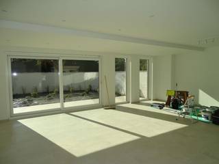 <p><strong>SINT-IDESBALD - Residentie Mary Celeste</strong></p>
<p><u><strong>Het gelijkvloers appartement nr. GV.01 bestaat uit:</strong></u> een inkomhall met afzonderlijk toilet, een ruime woonkamer met open en volledig ingerichte keuken met directe toegang tot het zonneterras (8,70 x 2,50) en tuin (8,9m diep) met tuinhuisje. Een afzonderlijke berging, een badkamer met inloopdouche en twee slaapkamers. Individuele centrale verwarming op gas.<br />Huurprijs: €1200/maand - syndicuskosten inclusief. Enkel te bezoeken op afspraak.<br /><br /><br /> </p>