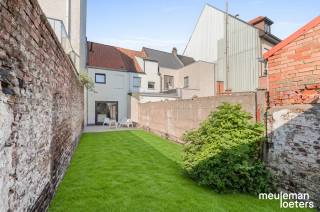 Droom je van een instapklare woning waar je meteen je koffers kunt uitpakken? Dan is deze charmante stadswoning in het centrum van Torhout precies wat je zoekt!<br /><br />Volledig en kwalitatief gerenoveerd in 2022, combineert deze gezellige woning modern wooncomfort met een uitstekende energiezuinigheid (EPC-label B). Achter de aantrekkelijke gevel ontdek je een warme leefruimte met praktische kastenwand, een stijlvolle, volledig uitgeruste keuken en een zonnig terras dat uitkijkt op een gezellige stadstuin – de ideale plek om te ontspannen of vrienden te ontvangen.<br /><br />Op de eerste verdieping vind je een ruime slaapkamer en een moderne badkamer. Via een vaste trap bereik je de tweede, verrassend ruime slaapkamer onder het dak, perfect als master bedroom, hobbyruimte of thuiskantoor.<br /><br />- Volledig gerenoveerd in 2022<br />-  Energiezuinig (EPC-label B)<br />- Conforme elektriciteit<br />- Asbestvrij<br />- Terras én leuke stadstuin<br />- 2 ruime slaapkamers<br />- Topligging in het centrum van Torhout<br /><br />Bovendien woon je hier op wandelafstand van winkels, scholen, horeca en openbaar vervoer, met een vlotte verbinding naar de E403 op slechts enkele minuten rijden. Garageboxen te huur vind je in de onmiddellijke omgeving.<br /><br />Kortom: een ideale starterswoning, slimme investering of gezellige thuis voor wie centraal en zorgeloos wil wonen.<br /><br /> Interesse? Contacteer ons vandaag nog voor een bezoek via 050 82 37 71 en ontdek zelf de charme van deze unieke woning!<br />