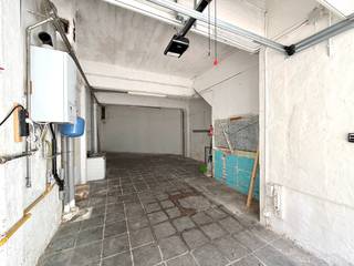 Gelegen op een goede en vlotte locatie in Oostende, bevindt zich deze charmante woning met ruime garage en veel mogelijkheden. <br /><br />Indeling:<br />Gelijkvloers: Een grote garage van 60 m² met sectionale poort – ideaal voor wagens, fietsen, hobby’s of extra opslag.<br />Eerste verdieping: Een lichtrijke leefruimte met aansluitend een recente, volledig uitgeruste keuken.<br />Tweede verdieping: Een zeer ruime badkamer met bad, douche en toilet, een grote slaapkamer en een extra kamer die perfect dienst kan doen als kinderkamer of berging.<br />Zolder: Bereikbaar via een vaste trap, met mogelijkheid om twee extra slaapkamers te creëren.<br /><br />Troeven:<br />EPC-label D<br />Zeer recente verwarmingsketel<br />Goede ligging nabij winkels, openbaar vervoer en invalswegen<br />Ruime garage van 60 m²<br />Veel uitbreidingsmogelijkheden op de zolderverdieping<br /><br />De woning is structureel in goede staat en vraagt enkel een lichte opfrissing om ze helemaal naar eigen smaak af te werken. Een mooie kans voor wie op zoek is naar een betaalbare woning met potentieel in een aantrekkelijke buurt van Oostende.