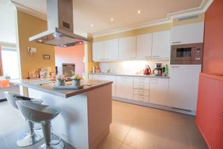 Goed gelegen, ruim appartement met parkeerplaats voor de deur.Gezellig appartement met grote living met moderne, open keuken met kookeiland, 2...