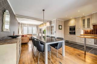[[ DIT PAND NEEMT DEEL AAN DE ERA OPEN HUIZEN DAG OP 19/9 VAN 9:30 TOT 10:30 ]]
<p>Instapklare halfopen bebouwing op een toplocatie in Beveren-Kruibeke-Zwijndrecht.</p>

<p>Deze charmante woning combineert een praktische indeling met een centrale ligging nabij het centrum, openbaar vervoer en belangrijke invalswegen. Dankzij de instapklare afwerking kan je hier meteen comfortabel wonen. De gezellige ingerichte tuin vormt een aangename buitenruimte om te ontspannen of gasten te ontvangen. Met drie slaapkamers, een ruime living en een volledig ingebouwde keuken biedt deze woning alle comfort voor gezinnen of koppels die een huis willen kopen in Beveren-Kruibeke-Zwijndrecht. De combinatie van bereikbaarheid, wooncomfort en een warme uitstraling maakt van deze woning een interessante opportuniteit.</p>

<p> </p>

<p>Belangrijkste ruimtes:<br />• Ruime living (30 m²) met veel mogelijkheden voor een gezellige zithoek en eetplaats.<br />• Volledig ingebouwde keuken (10 m²) met praktische indeling.<br />• Badkamer (7 m²) uitgerust met douche, ligbad, toilet en enkele wastafel in meubel.<br />• Drie slaapkamers van 23 m², 14 m² en 9 m².<br />• Inkomhal en extra hallen met vlotte circulatie doorheen de woning.<br />• Garage (21 m²) met extra opslagmogelijkheden.<br />• Gezellig ingerichte tuin om in alle rust van het buitenleven te genieten.</p>

<p>Troeven:<br />• Gelegen op een toplocatie nabij centrum, openbaar vervoer en invalswegen.<br />• Instapklare woning met praktische indeling.<br />• Gezellig ingerichte tuin en garage aanwezig.</p>

<p> </p>

<p>Neem vandaag nog contact op met je ERA-makelaar voor een bezoek.</p>

<p>JOUW DROOMHUIS. ZO GEVONDEN!</p>