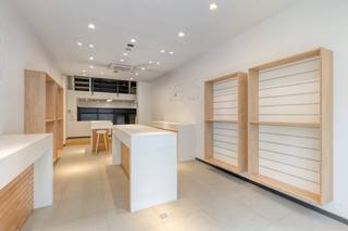 Handelspand te koop in het centrum van Kortrijk. Gelegen in de Lange Steenstraat, de winkelstraat in Kortrijk.Indeling: - Gelijkvloerse commerciële ruimte (ca. 70 m²)- 2 verdiepingen te gebruiken als opslagDit pand kan onderhevig zijn aan de renovatieverplichting die door de Vlaamse overheid wordt opgelegd voor niet-residentiële gebouwen. Consulteer voor meer informatie de website van het Vlaams Energie- en Klimaatagentschap via https://www.energiesparen.be/nr/renovatieverplichting.Op zoek naar bedrijfsvastgoed bestaande uit een handelspand te koop in het centrum van Kortrijk? Contacteer ons voor meer informatie of een bezoek ter plaatse. Bestuursmaatregelen in het maatregelenregister: nee