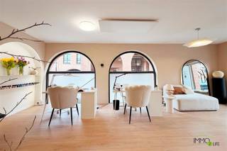 INVESTERING IN VASTGOED OP LIJFRENTE.MEER INFO: https://www.immo2life.be/nl/te-koop-op-lijfrente?view=detail&amp;id=1155 Unieke aanbieding: handelspand (47,17 m²) te koop op lijfrente in volle eigendom in het centrum van Moeskroen.Het boeket bedraagt slechts 25.000 EURO en de maandelijkse rente 550 EURO. Deze rente moet betaald worden uiterlijk tot en met februari 2034. Na deze periode moet er géén maandelijkse rente meer betaald worden aan de rentegenieters die momenteel 60 jaar en 52 jaar zijn. De koper betaalt 12,5% registratierechten op de waarde van het onroerend goed en circa 5.000 EURO notariskosten. De totale aankoopkosten bedragen dus circa 13.500 EURO bovenop het boeket.Het betreft een verkoop van de constructie op lijfrente in volle eigendom, dit betekent dat u het handelspand kan verhuren en de huurinkomsten innen vanaf het verlijden van de notariële akte of de ruimte zelf kan uitbaten. Momenteel is het pand verhuurd aan 490 EURO + 70 EURO algemene kosten. Dergelijke eigendom heeft veel potentieel voor investeerders aangezien de huuropbrengsten de betaling van de maandelijkse rente compenseren. Het pand bevindt zich op een zéér goede commerciële ligging in het centrum van Moeskroen, vlakbij het gemeentelijk park en ziekenhuis van Moeskroen. De indeling van het handelspand is als volgt: ruime praktijkruimte voorzien van grote etalage en apart toilet met wastafel.