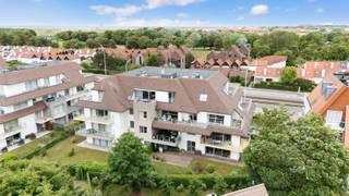 <p>Garagebox te koop op een uitstekende locatie in Nieuwpoort-Bad. Op wandelafstand van de dijk, winkels en restaurants. De garage is vlot bereikbaar, biedt ruime inrijmogelijkheden en is in goede staat. Geschikt voor eigen gebruik of als investering. D 5m61 x B 2m85, privé poort H 2m06 x B 2m65.<br /><strong><u><span><span>Privé poort uitgerust met afstandsbediening</span></span></u></strong></p>
<p>Voor meer informatie of een bezoek, neem gerust contact op.<br />058 222 222 of op gert@eraservimo.be</p>