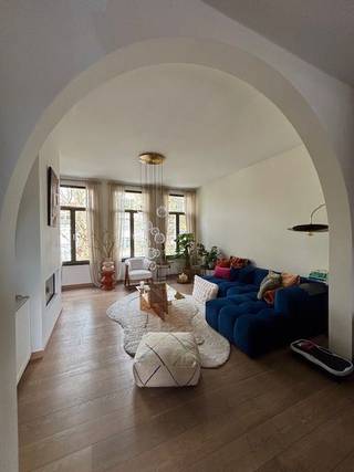 Stijlvolle en lichtrijke stadswoning op toplocatie in Antwerpen<br /><br />Op een centrale ligging in Antwerpen, in de rustige en charmante Brialmontlei vlak bij het Stadspark, bevindt zich dit ruim en lichtrijk appartement van 108 m².<br /><br />De woning combineert comfort, ruimte en een aangename leefomgeving. U beschikt over een ruime leefruimte met veel natuurlijke lichtinval en een gezellige gashaard. De volledig ingerichte open keuken met keukeneiland sluit hier naadloos op aan en vormt het hart van de woning.<br /><br />Het appartement telt 2 volwaardige en ruime slaapkamers, aangevuld met een aparte bureau- of speelruimte, ideaal voor thuiswerk of een gezin. De badkamer is stijlvol ingericht met een grote inloopdouche en een ruime wastafel.<br /><br />Alle ramen zijn voorzien van dubbel glas en vliegenramen in elke ruimte (vernieuwd eind 2023, de rest van het appartement is volledig gerenoveerd met kwaliteitsvolle materialen in 2020).<br /><br />Verder geniet u van mooie parketvloeren, een terras van 6 m² met middagzon en een groen uitzicht, én een aparte berging van 5 m².