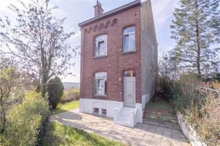 <p><strong>Century21ImmoNero stelt voor:</strong></p><p>BOD DOEN VANAF 289.000 €:</p><p>VERKOOPSPROCEDURE: U kan een bod uitbrengen aan minimum de vraagprijs onder gesloten enveloppe zonder opschortende voorwaarden. Enkel bods uitgebracht voor 30 juli 2026 12H op kantoor ImmoNero op een biedingsformulier van ImmoNero worden weerhouden.</p><p>Voor bijkomende info of een bezoek kan u ons kantoor contacteren.</p><p>Uitstekend gelegen, op wandelafstand van centrum en genietend van een mooi en oninneembaar uitzicht biedt deze te renoveren woning op een terrein van 12A : Kelder25m²; <br />Gelijkvloers: Inkom met trap en WC, Living 16m²+ Keuken 13m² Veranda 8m². <br />Verdieping : 2 ruime slaapkamers van 16m² en 13m² en een badkamer. <br />Ruime zolder waar nog 2 extra slaapkamers kunnen worden gerealiseerd.</p><p>OPM: er rust een herstelvordering op deze woning betreffende  Dakconstructie  is aangetast door houtworm, Vochtschade in dak of plafonds, muren en kelders, Onvoldoende rookmelders: deze zaken dienen hersteld te worden door de koper.</p><p>U vindt hierover meer info op de website: www.jeiksesteenweg19.be<br /> </p>