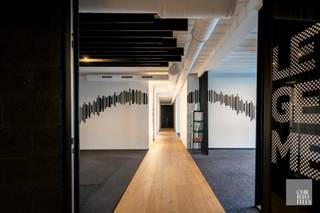 TROEVEN:- Goede visibiliteit / Goede bereikbaarheid- 6 parkeerplaatsen- Gerenoveerd in 2020- Gepolierde betonvloer bedekt met vinyl- Airconditioning-...