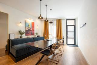 Rendabele Airbnb of co-housing met vier slaapkamers en stadskoer op een toplocatie nabij de Meir te hartje Antwerpen!De woning werd in 2024 van A tot...