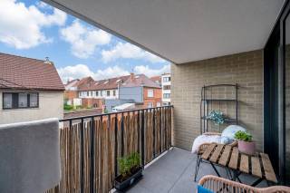 Dit super energiezuinige 2 slaapkamer appartement is gelegen in een kleine residentie.
Het appartement heeft een terras (6 m²) en is werkelijk instapklaar, maw. alles is geschilderd en er zijn her en der armaturen voorzien.<br />Het gebouw dateert van 2021 en is nog onder bouwgarantie.
Enkele troeven van dit appartement zijn: privatieve zonnepanelen, EPC A-label, een mooie keramische parket, ventilatie systeem D, etc.<br />Indeling:
inkomhal, 2 slaapkamers, badkamer (dubbele lavabo en inloopdouche), gastentoilet, wasberging, grote leefruimte met een open keuken, salon en eetplaats.
Via de eetplaats kan men op het terras.
Een privatieve afvalruimte op het gelijkvloers is inbegrepen bij dit appartement.<br />Dit gebouw staat op enkele honderden meters van UZ Jette, de ring van Brussel, etc.<br />Een interne autostaanplaats (31.500 €), een interne autostaanplaats met een grote privatieve berging (41.000 €) of een afzonderlijke garagebox met plaats voor 1,5 wagens (85.000 €) kunnen bijgekocht worden.<br />Wat men nodig heeft, vindt men in de onmiddellijke omgeving.<br />mobiscore: 8,5/10<br />Bij interesse, bel of mail met Pieterjan Windey op pw@entree.be of 0472 80 20 65