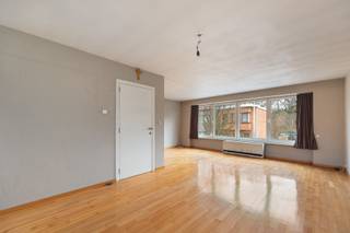 <p>Deze charmante bel-etagewoning is rustig gelegen aan het park van Kapellen, op wandelafstand van het centrum met alle voorzieningen. Dankzij de nabijheid van de autostrade geniet u bovendien van een vlotte bereikbaarheid, zonder in te boeten aan woonrust en groen.</p>
<p>Bij het betreden van de woning komt u terecht in een ruime inkomhal met vestiaire, die toegang biedt tot de inpandige garage en een praktische, ruime wasplaats. Aan de achterzijde bevindt zich een gezellige veranda met zicht op de tuin — een heerlijke plek om tot rust te komen.</p>
<p>De eerste verdieping vormt het kloppend hart van de woning en wordt overspoeld door natuurlijk licht. De ruime leefruimte met gezellige eetplaats sluit naadloos aan op de volledig geïnstalleerde open keuken, wat zorgt voor een open en aangenaam leefgevoel. Aansluitend bevindt zich een praktische bureau met ingemaakte kasten, ideaal voor thuiswerk, en verder op dit verdiep een apart gastentoilet.</p>
<p>Op de tweede verdieping bevinden zich twee slaapkamers en een badkamer met bad, lavabo en toilet. De masterbedroom biedt de mogelijkheid tot het creëren van een extra slaapkamer. Daarnaast beschikt de woning over een zolder van 12,5 m² die, mits een vaste trap, kan worden ingericht als hobbyruimte of slaapkamer.</p>
<p>Buiten kan u in alle privacy genieten van de groene tuin met tuinberging. Het balkon op de eerste verdieping nodigt uit om de dag rustig te starten met een kopje koffie in de zon. Parkeren is comfortabel dankzij de inpandige garage, alsook is er voldoende parkeergelegenheid in de straat.</p>
<p>De woning beschikt over een EPC D-label en is <span>niet </span>onderworpen aan de renovatieverplichting. Mits enkele beperkte ingrepen kan bovendien vlot een nog gunstiger EPC-label worden behaald.</p>
<strong>Troeven:<br /></strong>- Rustige ligging aan het park <br />- 12 Zonnepanelen met groenestroomcertificaten<br />- Uitbreidingspotentieel tweede verdieping en zolder