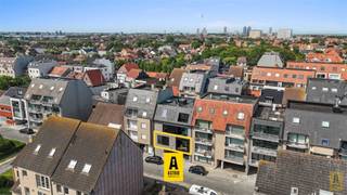 Groot nieuwbouwappartement (100,4m2) gelegen op wandelstand van strand, openbaar vervoer en winkels. Kleine residentie die uitgeeft in de...