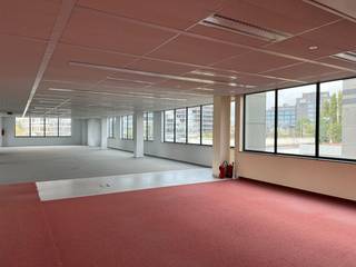 Espace de bureaux de 400 m² situé à un endroit phénoménal, faisant partie du beau complexe de bureaux "Eagle House". ! ! L'espace est libre de loyer jusqu'au 01/01/2024 ! !! Le bureau, riche en lumière, est meublé de façon moderne et bénéficie d'une belle vue. De nombreuses places de stationnement sont disponibles, tant à l'intérieur qu'à l'extérieur. Extrêmement bien situé près de la bretelle d'accès à l'E40 Diegem-Woluwelaan qui offre un accès facile au périphérique. Elle est également facilement accessible par les transports publics. La gare de Zaventem n'est qu'à 3 km et il y a une bonne liaison par bus. Contactez PANORAMA pour des informations supplémentaires, des plans ou une visite sans engagement au 0477 09 00 09.