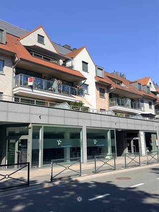 <p><span>DESTELBERGEN </span><span>- Bent u op zoek naar een gezellig en energiezuinig appartement in het centrum van Destelbergen?</span></p><p><span>Dan is dit appartement misschien iets voor u.</span></p><p><span> </span><span>De belangrijkste troeven:</span></p><ul><li><span>Goed gelegen in het centrum van Destelbergen omgeven door groen (Damvalleimeer, Reinaertpark, sporthal Bergenmeers...)</span></li><li><span>Lichtrijk appartement met 2 volwaardige terrassen</span></li><li><span>Prachtig zicht op het Damvalleimeer </span></li><li><span>Energiezuinig appartement</span></li><li><span>Privatieve berging in de kelder</span></li></ul><p><span>Het appartement is ingedeeld als volgt:</span><span><br />Inkom met apart toilet, mooie en lichtrijke leefruimte met zonneterras, ingerichte keuken met bergruimte (aansluiting wasmachine). <br />Twee slaapkamers waarvan 1 met badkamer (ligbad, dubbele lavabo en toilet) en 1 met douchekamer (lavabo en douche).<br />Tweede terras te bereiken via slaapkamer.<br />In de kelder is er ook een privatieve berging beschikbaar.</span></p><p><span>Belangrijk:<br /></span><span>Beschikbaar vanaf</span><span> 15/09/2026<br /></span><span>EPC : </span><span>73 kWh/m²</span><span>.<br />Huurprijs: </span><span>1.150 euro/maand + 50 euro/maand algemene kosten</span></p><p><span>Voor een bezoek ter plaatse, vul uw huurdersprofiel in via onze website.</span></p>
