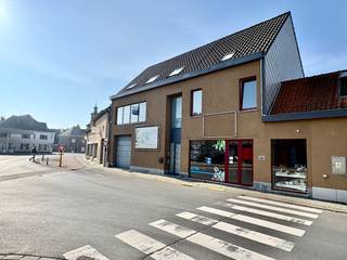 Welkom bij deze unieke eigendom, waar u wonen, werken en opslag perfect kunt combineren!<br />Dit multifunctioneel gebouw, die momenteel ingedeeld is als sauna en winkel, 2 duplexappartementen en ruime garage/opbergplaats, staat te koop op een commerciële ligging recht in het centrum van Kuurne!<br /><br />Hieronder vindt u de omschrijving van de huidige indeling van het gebouw.<br /><br />1) Handelsruimte / Wellness<br />Via de ingang komt u binnen in de ruime inkomhal. Op het einde vindt u de welnessruimte, waar er zich momenteel een sauna, buitenzwembad, en jaccuzi bevinden. Daarnaast zijn er uiteraard enkele saunaruimtes ter beschikking en is er nog een extra ruimte om te ontspannen. Tot slot is er vanachteren nog een extra bureauruimte.<br /><br />Via de trap komt u boven in een grote polyvalente ruimte terecht. Deze kan omgebouwd worden naar een derde wooneenheid. <br /><br />2) Garage/opbergplaats/magazijn<br />Via de elektrische poort heeft u toegang tot de ruime garage, die momenteel gebruikt wordt als opslagplaats.<br /><br />3) Drie slaapkamer duplexappartement van +/- 200 m²<br />Via de inkomhal met trap gaat u naar de eerste verdieping, waar zich de ruime leefruimte met open en volledig ingericht keuken bevindt. De keuken is uitgerust met koelkast, oven microgolf, kookplaat en dampkap.<br />Naast de keuken is er een extra praktische berging.<br />Verder zijn er op het eerste verdiep een apart toilet en een extra berging met voorziening voor de wasmachine.<br />Op de tweede verdieping van het appartement bevinden zich drie volwaardige slaapkamers alsook een ruime badkamer met dubbele lavabo, douche, ligbad en een infraroodcabine.<br /><br />Tot slot is er nog een aangenaam en zonnig terras en een zolderruimte.<br /><br />4) Twee-slaapkamer duplexappartement van +/- 100 m²<br /><br />Bij het betreden van het appartement komt u binnen bij de leefruimte, met aansluitend een halfopen keuken. De keuken is uitgerust van fornuis, dampkap, frigo en oven. Naast de keuken is er een aparte praktische berging.<br />Verder is er op de eerste verdieping nog een apart toilet.<br /><br />Op de tweede verdieping van het appartement bevinden zich twee volwaardige slaapkamers alsook een badkamer met lavabo en douche.