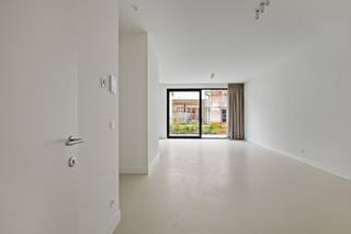This modern apartment in Mortsel offers a perfect combination of comfort, style and functionality on a usable area of 97m². It features two spacious bedrooms and a fully equipped bathroom, ideal for families or professionals.The open living space features large windows that allow ample natural light and provide a direct connection to the outdoor area. The modern kitchen unit with gray cabinets and black countertops is fully integrated and equipped with contemporary appliances. The clear floors and sleek architecture create a serene and inviting atmosphere.A striking feature is the generous sliding doors that provide direct access to the private garden, perfect for enjoying outdoor space and fresh air. The home also features practical storage space and a thoughtful layout that ensures efficient use of available space.High-quality finishes, modern design and optimal space distribution make this apartment an attractive choice for those looking for a contemporary place to live in Mortsel. The location in this growing municipality also offers good accessibility to amenities and traffic routes.