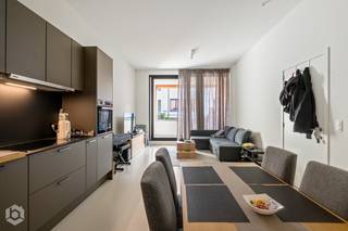 Op een uitstekende locatie te Mortsel bevindt zich dit kleinschalig project met slechts 5 eenheden. Duurzaamheid en kwaliteit worden gecombineerd met hoge plafonds en een ruimtelijk gevoel. Er is veel aandacht besteed aan kwaliteit, comfort en energie-efficiëntie. De appartementen zijn gerealiseerd volgens de meest recente energie- en isolatienormen en staan garant voor een duurzame en energiezuinige woonoplossing met een laag energieverbruik en een hoog wooncomfort. <br /><br />Bij het betreden van het appartement wordt u verwelkomt in een lichtrijke woonkamer waar de open keuken naadloos aansluit in het geheel. Deze is voorzien van kwalitatieve toestellen. Aansluitend beschikt u over een ruim, overdekt terras waar u steeds kan genieten van het mooie weer. Daarnaast beschikt u nog over een ruime berging / wasplaats. Via de nachthal bereikt u de slaapkamer met en-suite badkamer, uitgerust met een inloopdouche en dubbel lavabomeubel. Het toilet is apart. <br />Ten slotte is er de binnentuin die zorgt voor een oase van rust wanneer u thuiskomt. Hier beschikt u over een extra berging die inbegrepen is in de prijs en is er nog een ruime fietsenstalling aanwezig. De parkeerplaats is bij aan te kopen aan €27.500<br /><br />Dankzij de kleinschaligheid van het project zijn de maandelijkse kosten beperkt en daarbovenop wordt het appartement verkocht onder registratierechten (2% of 12% bij investeerders in plaats van 21% BTW!). Dit appartement is meteen beschikbaar en kan onmiddellijk verhuurd worden om snel rendement te genereren.<br /><br />Dit is een uitstekende opportuniteit indien u opzoek bent naar een kwalitatief en energiezuinig appartement met terras te Mortsel. Contacteer ons voor meer informatie op 0480 66 14 77 of neem een kijkje op www.boonstravastgoed.be.<br /><br />Bijzonderheden:<br />- 1 slaapkamer<br />- Energiezuinig (label A+ = -39)<br />- Verkoop onder registratierechten (2% of 12%)