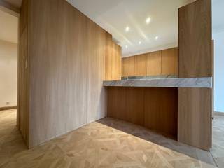 <p><span>Instapklaar appartement met frontaal parkzicht! 5de verdieping van Residentie Raphaël. Toplocatie in de stad! Vanaf het binnenkomen, worden we ondergedompeld in een heerlijke woonbeleving. Een interieurarchitect zorgde voor een uiterst geslaagde opfrissing van dit unieke appartement. De prachtige parketvloer trekt ons meteen naar de grote raampartij waar gedurende ieder seizoen het 14 ha grote stadspark ongetwijfeld voor een prachtig uitzicht zorgt. Deze riante leefruimte staat rechtstreeks in verbinding met een moderne luxekeuken, voorzien van alle toestellen. Fineerhout en carraramarmer zorgen voor een tijdloze luxe uitstraling. Aansluitend bij deze leefruimte vinden we een ruime bureauhoek. Ideaal als homeoffice! Rustig slapen doen we achteraan, waar een ruime slaapkamer alle comfort biedt. De badkamer, eveneens met afwerking in carraramarmer, beschikt zowel over een ligbad, wastafel als een heerlijke douche. Private kelder, elektriciteit conform, mogelijkheid aankoop autostaanplaats.</span></p>