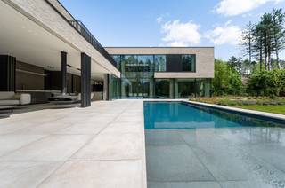 <p><span><br />Cette villa exclusive a été construite par villabouw Sels dans un endroit discret et résidentiel à Oud-Turnhout.</span></p><p><span>Aucune concession n'a été faite, ni sur le plan technique, ni sur le plan esthétique ; finition de haut niveau.</span></p><p><span> </span></p><p><span>En entrant dans l'impasse, on ressent soudain le calme et le luxe de cet endroit particulier. La villa est positionnée de manière optimale sur le terrain, de sorte que les terrasses bénéficient d'un ensoleillement optimal tout en jouissant d'une grande intimité. </span></p><p><span> </span></p><p><span>L'agencement</span></p><p><span>En entrant dans le hall d'entrée central, vous pénétrez dans l'espace de vie avec de belles fenêtres donnant sur le jardin et la terrasse. Le grand espace de vie offre de nombreuses possibilités et se compose d'un salon, d'une salle à manger et d'une belle cuisine, avec un accès direct à la buanderie. Cette seconde cuisine a été équipée d'une armoire complète et de divers appareils encastrés. Entrée latérale avec également un mur de placards sur mesure et un accès au sous-sol. Depuis le salon-cuisine, vous bénéficiez d'une vue magnifique sur le jardin et les terrasses, y compris la très spacieuse terrasse couverte. La terrasse couverte, particulièrement grande, prolonge l'espace de vie avec une cuisine extérieure entièrement équipée et une cheminée design. </span></p><p><span> </span></p><p><span>L'étage</span></p><p><span>A l'étage, on accède à la pièce centrale avec un bureau et un loft, puis à une suite parentale unique composée d'une chambre avec de grandes fenêtres, d'une salle de bains attenante semi-ouverte et d'un dressing spacieux. Deux autres grandes chambres, une deuxième salle de bains et une buanderie avec des équipements pour le lavage, le séchage et le repassage. </span></p><p><span> </span></p><p><span>Sous-sol avec installations techniques et espace de rangement. </span></p><p><span> </span></p><p><span>Jardin et espaces extérieurs</span></p><p><span>Un magnifique jardin a été aménagé autour de la villa avec une grande piscine, une terrasse couverte et d'autres terrasses. Le jardin offre la paix et l'intimité avec une variation des saisons tout au long de l'année.</span></p><p><span> </span></p><p><span>Détails</span></p><p><span>Cette villa très exclusive a été construite en utilisant les meilleurs matériaux et en accordant une grande attention aux détails. De nombreux détails distinctifs ont été réalisés dans les finitions. De l'éclairage encastré aux fenêtres à hauteur de plafond, en passant par les fenêtres coulissantes qui disparaissent et les poignées de porte personnalisées, tous les détails ont été finis à la perfection. </span></p><p><span> </span></p><p><span>Plus d'informations auprès de notre bureau.</span></p>