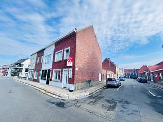 <strong>gerenoveerde woning met 4 slaapkamers.</strong><br />Deze gerenoveerde woning voldoet aan alle isolatie eisen en moet enkel nog wat verder afgewerkt worden.<br /><br /><strong>Indeling</strong><br />gelijkvloers: inkomhal, living met open keuken(enkel leidingen), garage, kelder en toilet<br />eerste verdiep: 2 slaapkamers en badkamer(enkel leidingen en toilet)<br />tweede verdiep: 2 slaapkamers<br /><br /><strong>Troeven</strong>:
<ul><li>4 slaapkamers</li><li>volledig gerenoveerd</li><li>garage inbegrepen</li><li>centrale ligging bij scholen en winkels</li><li>superisolerend hoogrendementsglas zorgt voor geen geluidsoverlast</li></ul>
<br />