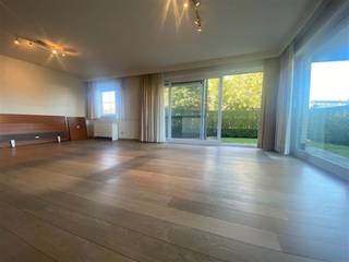 <p><span>Aangenaam gelijkvloersappartement op een rustige en gegeerde ligging, op wandelafstand van het strand en de duinen.</span><span> De combinatie van een praktische indeling, een ruime buitenruimte en de nabijheid van zee maakt deze woning bijzonder aantrekkelijk voor wie comfortabel aan de kust wil wonen.</span></p><p><span>Bij het betreden van het appartement komt u in de inkomhal, die toegang biedt tot de gezellige leefruimte. Deze beschikt over een volledig ingerichte keuken en geniet van een rechtstreekse verbinding met het terras. Aansluitend bevindt zich de </span><span>privatieve tuin</span><span>, een aangename buitenruimte waar u in alle rust kunt ontspannen en genieten van het buitenleven.</span></p><p><span>Het appartement beschikt verder over een </span><span>ruime slaapkamer met dressing</span><span>, een badkamer voorzien van een dubbele lavabo en bad/douchecombinatie, een afzonderlijk toilet en een praktische berging</span></p><p><span>Als bijkomende troef beschikt het appartement over </span><span>een garage en een staanplaats, beide inbegrepen in de prijs</span><span>. Hierdoor geniet u niet alleen van een comfortabele woonomgeving, maar ook van extra parkeergelegenheid en praktische bergruimte.</span><span> </span></p><p><span>Troeven</span></p><ul><li><span>Gelijkvloerse ligging</span></li><li><span>Terras met privatieve tuin</span></li><li><span>Ruime slaapkamer met dressing</span></li><li><span>Volledig ingerichte keuken</span></li><li><span>Praktische indeling</span></li><li><span>Rustige ligging</span></li><li><span>Op wandelafstand van strand en duinen</span></li><li><span>Geschikt voor permanente bewoning</span></li></ul><p><span>Een aangenaam appartement met een mooie combinatie van comfort, rust en buitenruimte, op een uitstekende ligging nabij zee.</span></p><p><span>.</span></p><p><span>Maandelijkse lasten: € 75</span></p><p><span>Huurwaarborg (3 maand): € 2775</span></p><p><span>Kosten plaatsbeschrijving: +- € 200</span></p><p><span>Vrij vanaf 01/11/2026</span></p><p><span> </span></p>