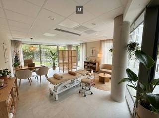 Bénéficiant d'un emplacement visible et facilement accessible le long de la Koning Albert i-Laan (n° 96) à Bruges, cet immeuble commercial de plain-pied prêt à emménager est situé dans le cadre du nouveau projet de construction de haute qualité « San Siro ». Grâce à son emplacement stratégique par rapport à l'E40, à l'Expressweg et à la gare de Bruges, c'est la base idéale pour un bureau, un cabinet ou une profession libérale.<br /><br />Aménagement et équipements<br />*Surface utile : 58 m² d'espace lumineux et bien agencé<br />*Sanitaire : installations sanitaires séparées disponibles<br />*Cuisine : kitchenette intégrée pratique<br />*Stationnement : comprend 1 parking hors sol et 1 parking souterrain<br /><br />Informations financières<br />*Commission du syndic : 115 €/mois (tarif forfaitaire)<br />*Taxe foncière : à la charge du locataire/acheteur sur la base de la facture fiscale annuelle<br /><br />Vous souhaitez établir votre entreprise ou votre cabinet sur ce site central ? Contactez-nous dès aujourd'hui pour plus d'informations ou pour une visite sur place !<br /><br />Les images générées par l’IA sont fournies en guise d'inspiration. Elles ne tiennent pas compte des spécifications techniques, ni des renseignements urbanistiques, ni des possibilités concrètes de réalisation.