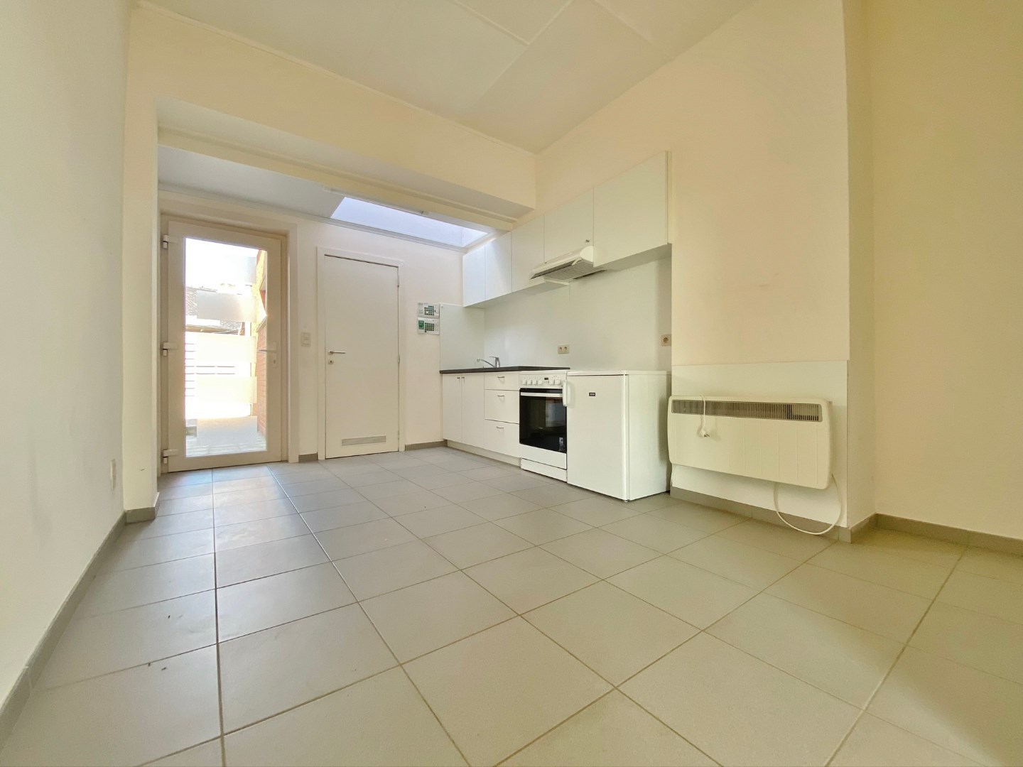 Rijwoning gelegen in de dorpskern met koer en buitenberging. - foto 4