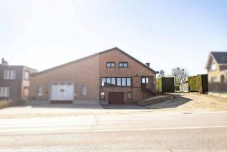 <span><strong>Ruime eengezinswoning op een centrale locatie in Roosdaal </strong></span><br /><br />Bent u op zoek naar een instapklare woning in Roosdaal? Wij bieden deze eengezinswoning met <strong>5 slaapkamers</strong> gelegen op de Ninoofsesteenweg 228. De woning geniet van topbereikbaarheid met winkels, scholen en openbaar vervoer op wandelafstand. <br />Met de wagen sta je tevens vlot in centrum van Roosdaal, Ternat en Ninove. <br /><br />Kortom, de ideale woning voor grote gezinnen die graag vlot bereikbaar wonen! <br /><br /><span>Indeling </span><br /><br />We komen binnen in een grote inkomhal met apart gastentoilet. De inkomhal biedt toegang tot de lichtrijke woonkamer (36m²), een bureauruimte (12m²) met aparte ingang (ideaal voor vrij beroep), een grote slaapkamer (16m²) en een gerenoveerde badkamer met douche en ligbad. <br />Verder vinden we op het gelijkvloers een volledig geïnstalleerde keuken met aansluitend een prachtige veranda (23m²). <br /><br />Op het eerste verdiep vinden we 4 slaapkamers (15-19-15 en 10m²) en een zolderruimte. <br /><br />De woning beschikt daarnaast over een inpandige garage voor 2 wagens en verschillende kelderruimtes, samen goed voor 74m². <br />Daarnaast doet de oprit eveneens dienst voor het parkeren van 4 wagens.<br /><br />Als kers op de taart beschikt de woning nog over een grote tuin met zuidoriëntatie én hottub! Ideaal om volledig tot rust te komen!<br /><br /><strong>Klaar om van dit huis uw nieuwe thuis te maken?</strong><br /><span>Contacteer ons vandaag nog voor een bezoek ter plaatse!</span><br /><br /><strong>info@impromove.be - 02 887 80 56</strong>