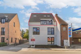 Dit moderne en kleinschalige gebouw vinden we terug in het centrum van Lichtaart met een vlotte verbinding naar omliggende gemeenten. Het gebouw bestaat uit drie standingvolle appartementen en is uitgerust met een lift en de meeste energiezuinige technieken (vloerverwarming, warmtepomp, ventilatie D, zonnepanelen).<br />Het duplex-dakappartement is zeer ruim en vinden we terug op de tweede en derde verdieping. Het appartement beschikt over 2 grote slaapkamers, een badkamer met zowel douche als ligbad, apart toilet, praktische wasplaats en een grote open leefruimte met een stijlvolle, volledig uitgeruste keuken met eiland. <br />Via de schuifdeur kan men het terras bereiken. Bij het appartement hoort ook een carport.<br />De appartementen zijn ook reeds volledig opgeschilderd.<br /><br />Maandelijke gemeenschappelijke kosten: € 50