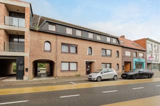 Dit gelijkvloers appartement bevindt zich in Mol, op een praktische locatie vlak bij winkels, openbaar vervoer en sportvoorzieningen. Dankzij de centrale ligging geniet u van alle dagelijkse faciliteiten binnen handbereik, terwijl u zich vlot kunt verplaatsen naar omliggende gemeenten.<br /><br />Met een bewoonbare oppervlakte van 46 m² biedt dit appartement een efficiënte en functionele indeling. U komt binnen in de gezellige leef- en eetruimte die naadloos aansluit op de open keuken, wat zorgt voor een aangenaam gevoel van ruimte. Verder beschikt het appartement over een slaapkamer en een badkamer uitgerust met een douche in ligbad. De compacte indeling maakt dit pand bijzonder geschikt voor alleenstaanden, starters of investeerders die op zoek zijn naar een onderhoudsvriendelijke woonst.<br /><br />De EPC-score bedraagt 532 kWh/m² jaar (label F). Dit pand is onderworpen aan de renovatieverplichting van de Vlaamse overheid voor residentiële gebouwen (behoudens bij sloop binnen 6 jaar na de aankoop). Consulteer voor meer informatie de website van het Vlaams Energie- en Klimaatagentschap via https://www.vlaanderen.be/een-huis-of-appartement-kopen/renovatieverplichting-voor-residentiele-gebouwen. Door de huidige elektrische verwarming te vervangen door een energiezuinige oplossing kan aan deze verplichting worden voldaan.<br /><br />Een extra troef is de mogelijkheid om één of twee garages aan te kopen voor € 10.000 per garage, wat zorgt voor extra comfort en praktische parkeermogelijkheden.<br /><br />Troeven:<br /><br />Centrale ligging nabij winkels, openbaar vervoer en sportvoorzieningen<br />Gelijkvloers appartement<br />Praktische indeling met open leefruimte en keuken<br />Ideaal voor starters of investeerders<br />Mogelijkheid tot aankoop van 1 of 2 garages<br />Renovatieplicht eenvoudig aan te pakken via energiezuinige verwarming<br />Onderhoudsvriendelijke woonst van 46 m²