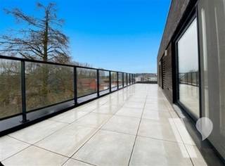 Magnifique appartement moderne au dernier étage (Penthouse) avec 2 chambres à coucher, deux (2 !) super grandes terrasses et une place de...