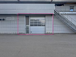Op een strategische locatie aan de Wiedauwkaai te Gent bieden wij een magazijnruimte van ca. 130 m² aan via een <strong>terbeschikkingstelling</strong>.<br /><br />Deze functionele opslagruimte is ideaal voor bedrijven of zelfstandigen op zoek naar een praktische en vlot toegankelijke locatie nabij het centrum van Gent en belangrijke invalswegen. Het magazijn bevindt zich in een bedrijvige omgeving en is vlot bereikbaar met de wagen.<br /><br /><u><strong>Specificaties:</strong></u>
<ul>
	<li>Oppervlakte: ± 130 m²</li>
	<li>Bestemming: opslag / magazijn</li>
	<li>Bereikbaar via sectionale poort</li>
	<li>Vlot toegankelijk via R40 en R4</li>
	<li>Basisvoorzieningen aanwezig</li>
</ul>
<br />Mogelijkheid tot overnemen van ingebouwd kantoor. (staat niet op de foto's)<br /><br />Beschikbaar 01/01/2027 – bezichtiging mogelijk op afspraak.<br /><br />Voor meer informatie of een vrijblijvend plaatsbezoek, neem contact op met <strong>Simon De goque</strong> via <u><em><strong>+32 473 37 55 50</strong></em></u> of <u><em><strong>simon.dg@kmovastgoed.be</strong></em></u>.