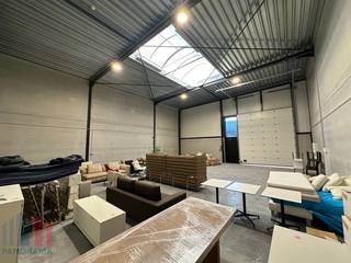 Nieuwbouw KMO-unit te huur met een oppervlakte van 180 m² en 2 privatieve parkeerplaatsen te huur. De magazijnruimte (brandklasse C) is opgebouwd uit...
