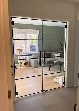<p>Recent gerenoveerd appartement met 2 slaapkamers + garage in Herent</p><p>Dit recent gerenoveerde appartement van ca. 90 m² combineert een praktische woonoppervlakte met hedendaags wooncomfort. De ligging in Herent centrum zorgt voor een nabijheid van verschillende winkels en scholen, alsook voor een goede bereikbaarheid van de E314, de fietssnelweg en het treinstation Herent.</p><p>Het appartement beschikt over 2 ruime slaapkamers, 1 badkamer, een apart toilet, een kleine wasruimte en een recent vernieuwd terras (foto's nog tijdens werken aan terras). Bij het appartement hoort ook een garage, een mooie troef voor wie op zoek is naar extra bergruimte en parkeergelegenheid.</p><p>Dankzij de renovatie in 2023 geniet je van een vernieuwd en modern interieur. Bovendien werd het dak in 2025 volledig vervangen en geïsoleerd, waardoor deze nu asbestvrij is en voor een nog gunstiger EPC-label zorgt.</p><p>Troeven op een rij:<br />- ca. 90 m² woonoppervlakte<br />- 2 ruime slaapkamers<br />- vernieuwd terras<br />- garage inbegrepen<br />- recent gerenoveerd<br />- gunstig EPC<br />- centraal gelegen in Herent</p><p>Kortom, een interessante opportuniteit voor wie op zoek is naar een instapklaar appartement, zowel voor eigen bewoning als mogelijke investering.</p><p>Interesse? Neem contact op voor meer informatie of een bezoek ter plaatse.</p>