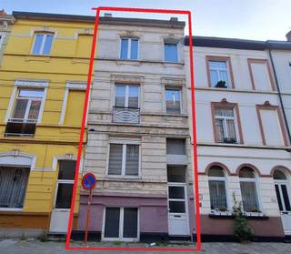 <p><span>STATIGE RIJWONING met mogelijkheid 4 (of 5 ) slaapkamers.</span></p><p><span> </span></p><p><span>Deze woning ligt in de bruisende wijk nabij het UZ Sint-Lucas.</span></p><p><span>In totaal 180 m² bewoonbare oppervlakte op 4 niveaus, met souterrain en aangename koer / tuin.</span></p><p><span>Het geheel is op te frissen, maar beschikt over veel potentieel.</span></p><p><span>Het omvat:</span></p><p><span>OP KELDERVERDIEPING / GELIJKVLOERS:</span></p><ul><li><span>twee ruime kamers, met een douchegedeelte en een keuken.</span></li><li><span>toegang tot de buitenruimte met een buitenWC, stooklokaal, en berging (hobbyruimte)</span></li></ul><p><span> </span></p><p><span>OP HET GELIJKVLOERS : inkom met trap naar de eerste verdieping.</span></p><p><span> </span></p><p><span>OP DE EERSTE VERDIEPING</span></p><ul><li><span>grote leefruimte met aansluitend de keuken en een eetplaats.</span></li></ul><p><span> </span></p><p><span>OP DE TWEEDE VERDIEPING:</span></p><ul><li><span>een kamer aan straatkant.</span></li><li><span>een ruime badkamer voorzien van een douche, enkele lavabo en een WC. Aansluitmogelijkheid voor wasmachine.</span></li></ul><p><span> </span></p><p><span>OP DE DERDE VERDIEPING:</span></p><ul><li><span>twee kamers</span></li></ul><p><span> </span></p><p><span>ZOLDER : </span></p><ul><li><span>niet geïsoleerd, mogelijkheid tot inrichten van extra kamers.</span></li></ul><p><span> </span></p><p><span>Het gaat hier om een bijzondere ruime woning, grondig op te frissen maar met potentieel.</span></p><p><span> </span></p><p><span>Gunstige ligging op fietsafstand van het Centrum van Gent. Openbaar vervoer (bussen op 100 m. / tram op '10 min). Nabijheid alle handel.</span></p><p><span>Bewoonbare oppervlakte : +/- 180 m². </span></p><p><span> </span></p><p><span>Reeds een condenserende verwarmingsketel en deels dubbel en driedubbel glas.</span></p><p><span>EPC waarde : 278 kWh/m³. Label C </span><span>UC 3860412-RES-1.</span></p><p><span>Asbestveilig. </span><span>Wche, Gvv, Gom, Vkr.</span></p><p><span> </span></p><p><span>Ligging Pand: Geraard Mercatorstraat 29 te 9000 GENT.</span></p><p><span>VRPR : € 445.000 € </span></p><p><span>Beschikbaar: bij akte</span></p><p><span> </span></p><p><span>Bezoek: enkel mogelijk na telefonisch afspraak via Immo-Eden - T 09 222 00 63</span></p><p><span> </span></p><p><span>Status van dit pand: bekijk de status van dit pand op onze website www.immo-eden.be. </span></p><p><span>De publicaties op Immo-eden.be worden regelmatig upgedate. Indien er een optie geafficheerd is, wil dit zeggen dat er momenteel geen bezoeken meer worden toegelaten vanwege een geïnteresseerde kandidaat huurder. U kan de status op het net verder opvolgen.</span></p><p><span> </span></p><p><span> </span></p><p><span> </span></p><p><span> </span></p>